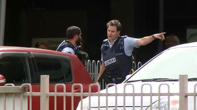 Petugas Polisi berpatroli disekitar lokasi kejadian Penembakan Masjid di Christchurch, Selandia Baru, Jumat (15/3). Foto: REUTERS