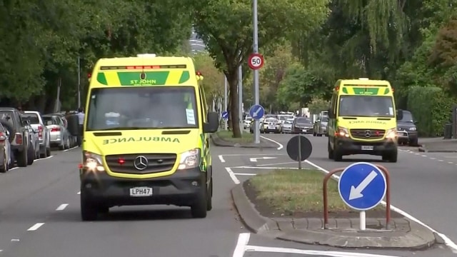 Mobil Ambulans bergegas menuju lokasi kejadian Penembakan Masjid di Christchurch, Selandia Baru, Jumat (15/3). Foto: REUTERS