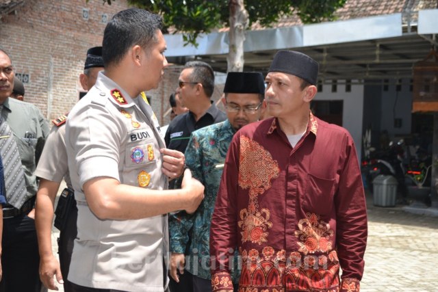 Kapolres Batu Ajun Komisaris Besar Polisi, Budi Hermanto datang ke Pondok Pesantren Mistahul Falahil Mubtadiin, di Dusun Pulosari, Desa Sukosari, Kasembon, Kabupaten Malang. 