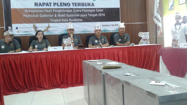 Petugas memperlihatkan kotak suara dari TPS pada pemilihan Gubernur Jawa Tengah dalam rekapitulasi di KPU Kota Solo, Jawa Tengah, tahun lalu. (Agung Santoso)