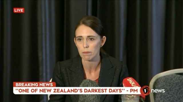 Perdana Menteri Selandia Baru, Jacinda Ardern memberikan keterangan kepada publik perihal kasus penembakan masjid di Christchurch, Selandia Baru, Jumat (15/3). Foto: REUTERS