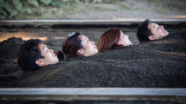 Deretan tamu yang menguburkan tubuh di Beppu Beach Foto: Flickr/Thilo Hilberer