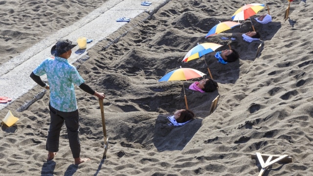 Beppu Beach Sand Bath, Sensasi Berendam Pasir di Pinggir Pantai ...