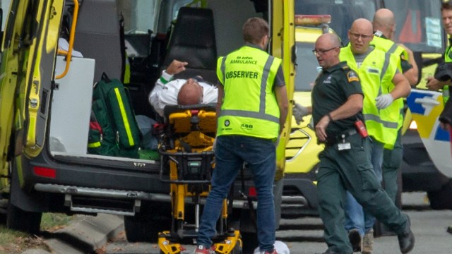 Seorang yang terluka dimasukkan ke dalam ambulans setelah penembakan di masjid Al Noor di Christchurch, Selandia Baru. Foto: REUTERS