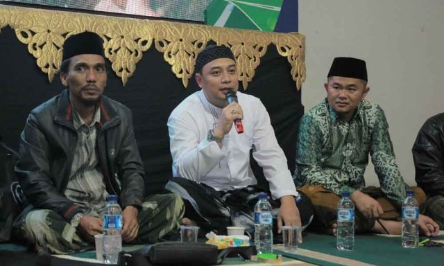 Ketua PCNU Kota Surabaya, Dr Muhibbin Zuhri (kiri) bersama Eri Cahyadi (tengah) dan Ketua LDNU, M Helmy M Noor