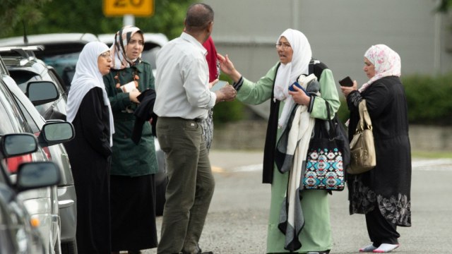 Anggota keluarga berbincang di luar masjid setelah insiden penembakan terjadi di masjid Al Noor di Christchurch, Selandia Baru. Foto: Reuters
