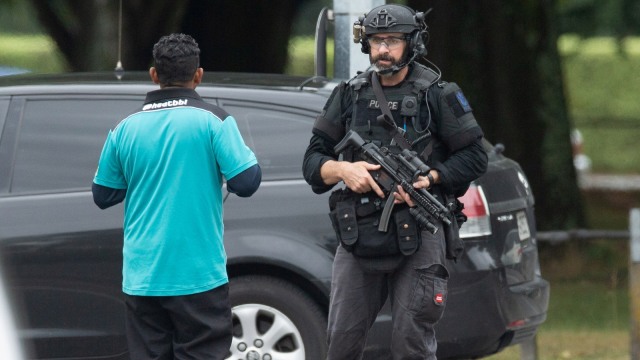 Seorang petugas (AOS) melarang seorang warga masuk ke area masjid setelah insiden penembakan terjadi di masjid Al Noor di Christchurch, Selandia Baru. Foto: Reuters