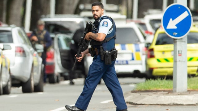 Polisi bersenjata berjaga usai insiden penembakan di masjid Al Noor di Christchurch, Selandia Baru. Foto: Reuters