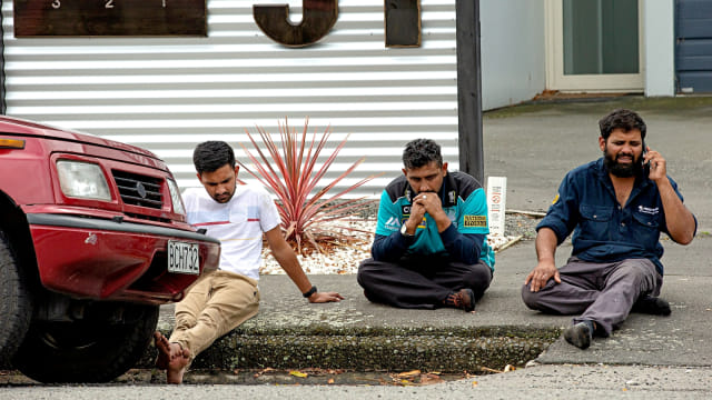 Sejumlah kerabat berduka setelah insiden penembakan terjadi di masjid Al Noor di Christchurch, Selandia Baru. Foto: Reuters