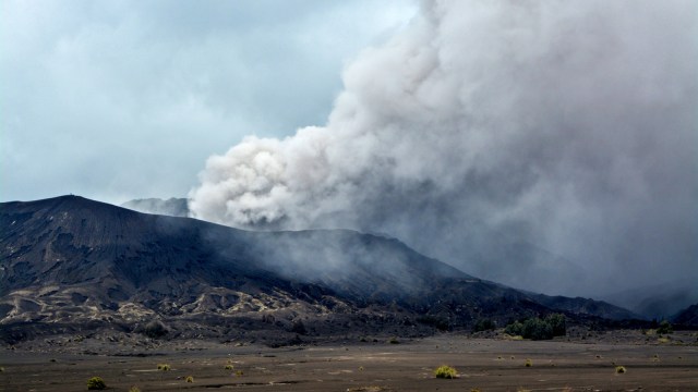 Abu vulkanis menyembur keluar dari kawah Gunung Bromo, Probolinggo, Jawa Timur. Foto: Antara/Umarul Faruq