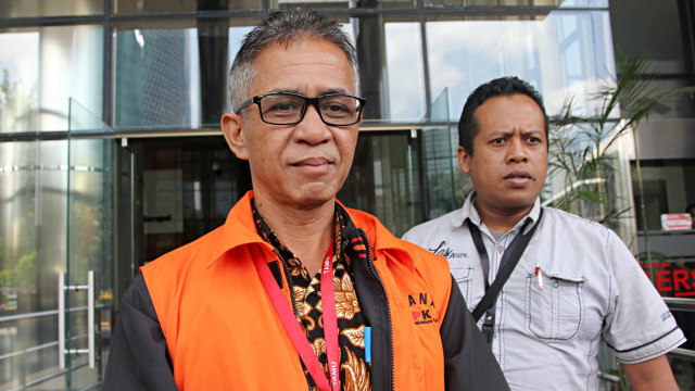 Tersangka kasus dugaan korupsi, Bupati Mesuji nonaktif Khamami berjalan meninggalkan Gedung KPK usai diperiksa di Jakarta. Foto: Antara/Reno Esnir
