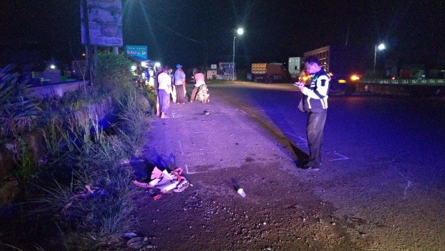 Petugas Polres Banjarbaru melakukan olah TKP kecelakaan lalu lintas yang menewaskan M Rusdi, Kamis malam (14/3/2019). Foto: Istimewa