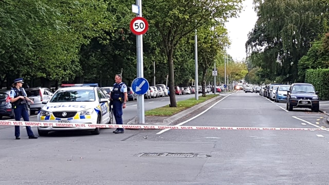 Polisi menutup jalan dekat masjid setelah seorang pria bersenjata memfilmkan dirinya menembaki jamaah di Christchurch, Selandia Baru. Foto: AFP/Flynn FOLEY