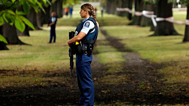 Polisi berjaga-jaga di dekat masjid Masjid al Noor usai insiden penembakan di Christchurch, Selandia Baru. Foto: AFP/Tessa BURROWS