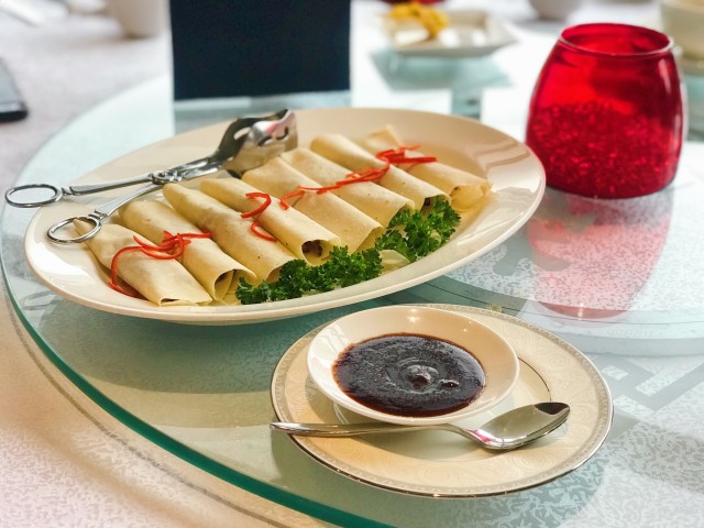 Pan fried foie gras with peking duck and crispy beancurd sheet Foto: Toshiko/kumparan
