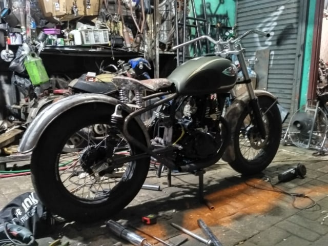 Kawasaki W175 Dirombak Jadi Royal Enfield Classic 500