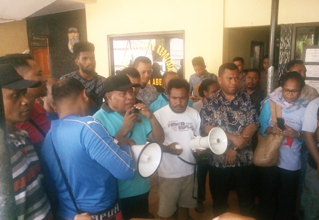 Massa berunjuk rasa tolak penawaran upaya damai pengacara Jafar Umar Thalib (JUT). (Foto Fitus)