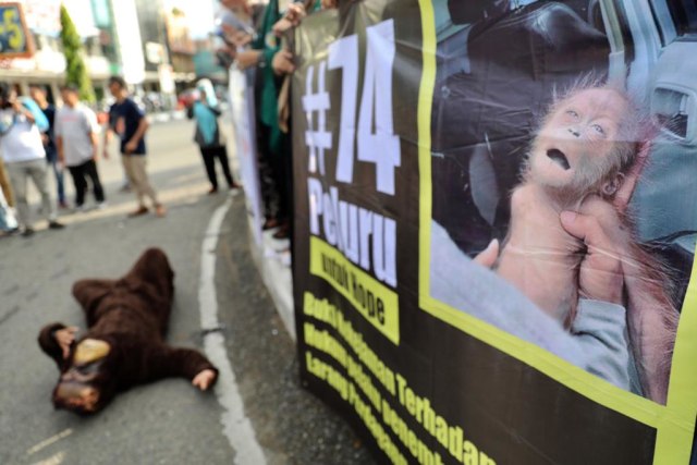 Warga dan mahasiswa menggelar aksi solidaritas untuk mengecam pelaku penembakan terhadap orang utan Hope, di Simpang Lima, Banda Aceh, Jumat (15/3). Foto: Suparta/acehkini