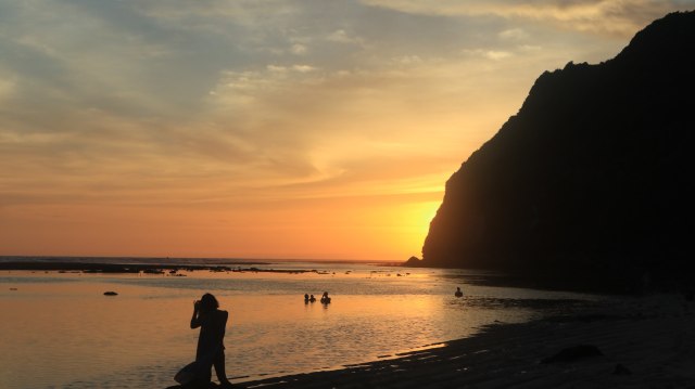 Foto Terpesona Magisnya Sinar Senja Di Pantai Karma Kandara