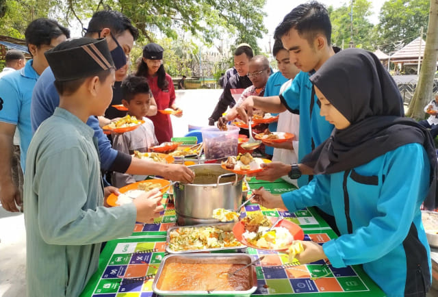 Warga Singkawang menikmati program berbagi makanan Jumat Berkah di titik nol Kota Singkawang. Foto: Herman SP 