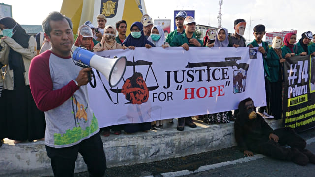Aktivis lingkungan berunjuk rasa mendesak polisi ungkap pelaku penembakan orang utan di depan Bundaran Simpang Lima, Banda Aceh. Foto: Zuhri Noviandi/kumparan
