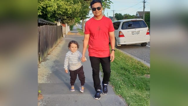 Zulfirman Syah (kanan, baju merah) dan anaknya, Omar Rais. Foto: istimewa