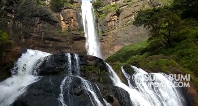 Curug Cikanteh yang berada di dalam kawasan hutan Cikanteh di Desa Ciwaru, Kecamatan Ciemas, Kabupaten Sukabumi. | Sumber Foto:Ragil Gilang.