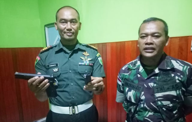 Komandan Subdan POM TNI Merauke bersama Kapendrem Korem 174 ATW Merauke saat memperlihatkan senjata api yang ditemukan di Bandara Mopah Merauke. (Foto Abdel)