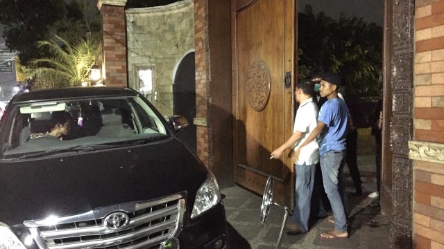 Petugas KPK tinggalkan Rumah Rommahurmuziy. Foto: Reki Febrian/kumparan