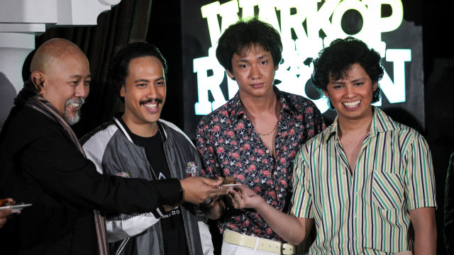 Aktor Indro Warkop menyerahkan potongan tumpeng kepada Randy Danistha (kedua kiri), Adipati Dolken (kedua kanan) dan Aliando Syarief (kanan) pada jumpa pers pemeran baru film Warkop DKI Reborn di Jakarta, Jumat (15/3). Foto: ANTARA FOTO/Dhemas Reviyanto