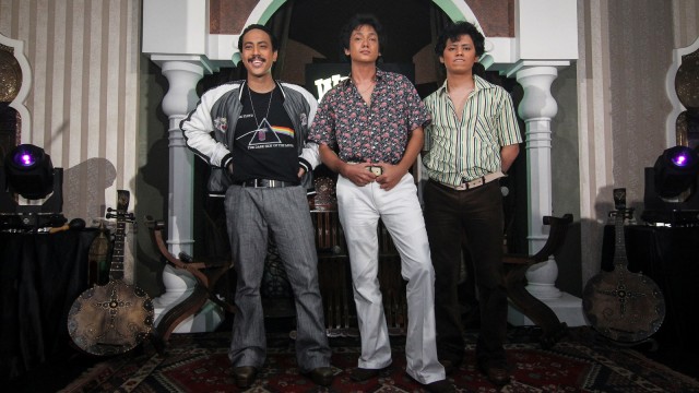 Aktor Randy Danistha (kiri), Adipati Dolken (tengah) dan Aliando Syarief (kanan) berpose pada jumpa pers pemeran baru film Warkop DKI Reborn di Jakarta, Jumat (15/3). Foto: ANTARA FOTO/Dhemas Reviyanto