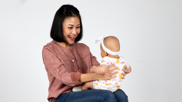 Ilustrasi seorang ibu bersama bayinya. Foto: Aditia Noviansyah/kumparan