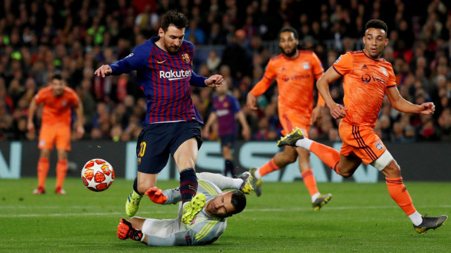 Pemain FC Barcelona, Lionel Messi (kiri) berebut bola dengan pemain Olympique Lyon dalam leg kedua Liga Champions di Camp Nou, Barcelona, Spanyol. Foto: REUTERS/Susana Vera