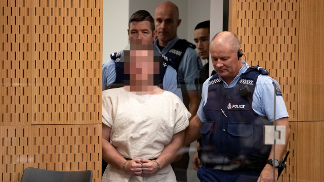 Brenton Tarrant, yang didakwa melakukan pembunuhan terkait dengan serangan di masjid, dibawa ke ruang sidang di Pengadilan Christchurch, Selandia Baru. Foto: Reuters