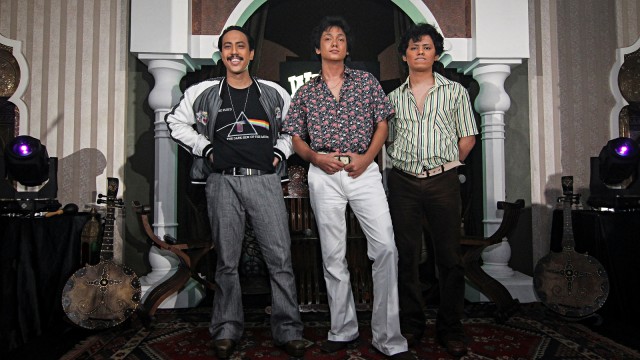 Aktor Randy Danistha (kiri), Adipati Dolken (tengah) dan Aliando Syarief (kanan) berpose pada jumpa pers pemeran baru film Warkop DKI Reborn di Jakarta. Foto: Antara/Dhemas Reviyanto