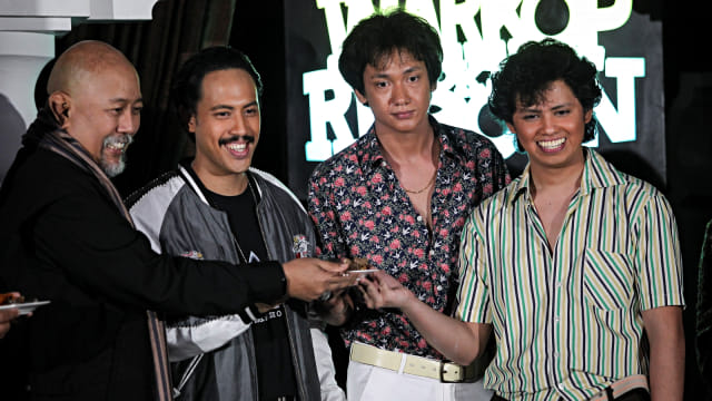 Aktor Indro Warkop, Randy Danistha, Adipati Dolken dan Aliando Syarief pada jumpa pers pemeran baru film Warkop DKI Reborn di Jakarta. Foto: Antara/Dhemas Reviyanto