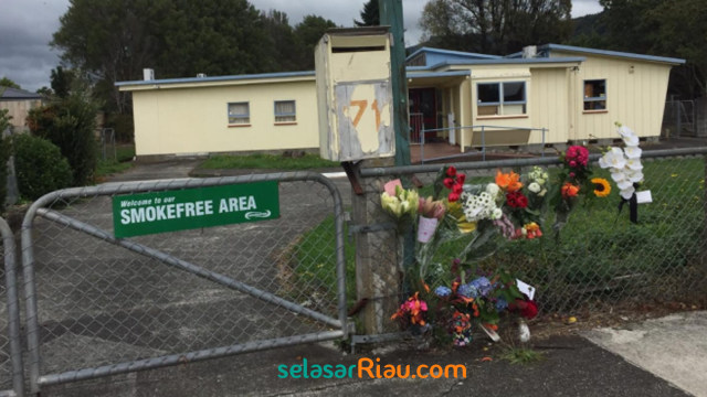 KARANGAN bunga pertanda belasungkawa ditempelkan di pagar usai kejadian berondongan peluru saat umat Islam sedang Salat Jumat, 15 Maret 2019, di  Christchurch, Selandia Baru. 