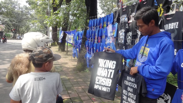 Bobotoh menawar pakaian Persib di Jalan Lombok, Bandung. (Iman Herdiana)
