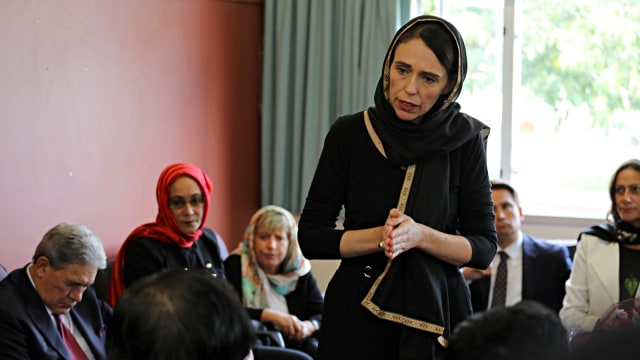 Perdana Menteri Selandia Baru Jacinda Ardern berbicara dengan perwakilan komunitas Muslim di pusat pengungsi Canterbury di Christchurch, Selandia Baru. Foto: New Zealand Prime Minister's Office/Handout via REUTERS
