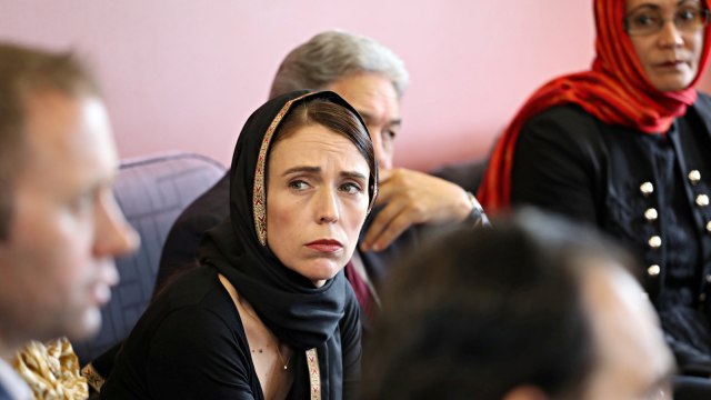 Perdana Menteri Selandia Baru Jacinda Ardern saat bertemu dengan perwakilan komunitas Muslim di pusat pengungsi Canterbury di Christchurch, Selandia Baru. Foto: New Zealand Prime Minister's Office/Handout via REUTERS