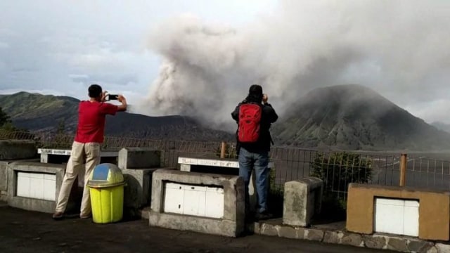 Wisatawan Nikmati Eksotis Bromo Saat Erupsi Kumparan Com