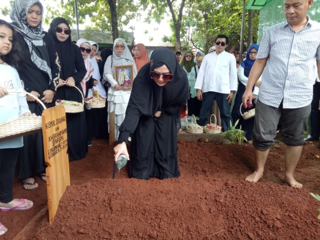 Suasana pemakaman ayah Eddies Adelia Foto: DN Mustika Sari/kumparan