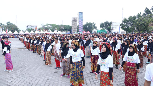 Ribuan peserta yang didominasi generasi milenial di Muba menari Mantang Para (Urban Id)