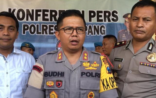 Kapolres Sampang AKBP Budhi Wardiman memberikan keterangan dalam konferensi pers beberapa waktu lalu. (Ryan Hariyanto/MM)