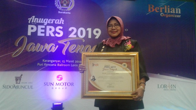 Sri Tutie Rahayu mendapatkan penghargaan dari PWI Surakarta saat acara Anugerah Pers 2019 pada jum'at (15/03/2019). (Agus Santoso)