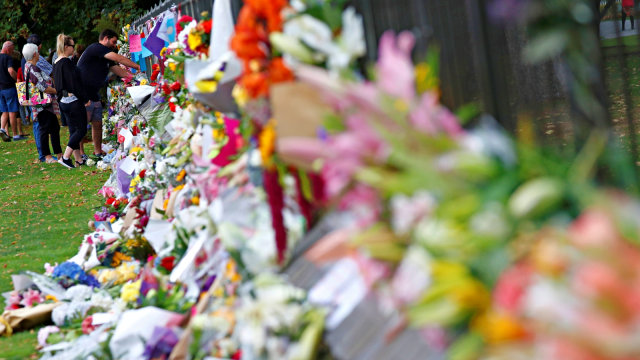 Warga meletakkan bunga di dekat Masjid Linwood di Christchurch, Selandia Baru. Foto: Reuters/Edgar Su