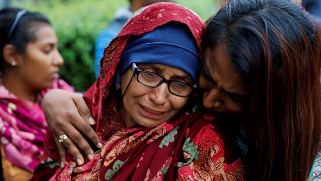 Aktar, seorang wanita yang mengatakan suaminya menghilang usai serangan di masjid, menangis di luar Gedung Komunitas Umat Muslim di dekat Masjid Al Noor di Christchurch, Selandia Baru. Foto: Reuters/Jorge Silva