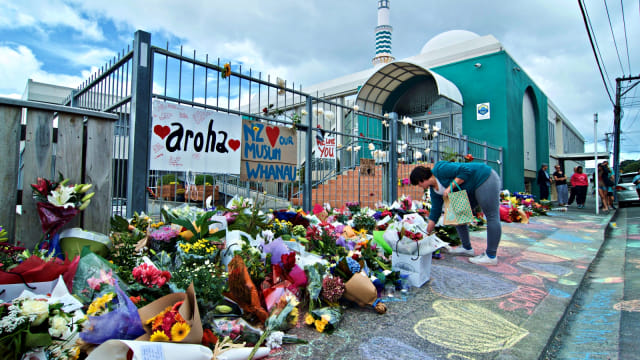 Warga meletakkan bunga di depan Masjid Wellington, Kilbirnie, Wellington, Selandia Baru. Foto: Antara/Ramadian Bachtiar