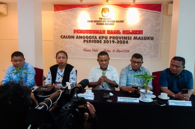 Tim seleksi calon anggota KPU Provinsi Maluku saat mengumumkan tujuh nama calon anggota KPU yang lolos dalam sejumlah tahapan seleksi di Manise Hotel, Ambon, Sabtu (16/3). (Foto: ambonnesia.com)