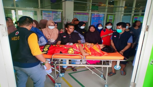 Salahsatu korban selemat dievakuasi ke  RSUD Pangkep (Makassar Indeks).